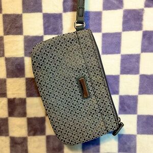 3 for 100!!! 🛍️ Tommy Hilfiger - TH Logo Pattern Wristlet - like new condition